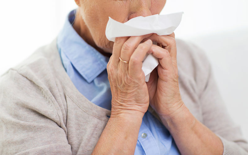 ไวรัสไข้หวัดใหญ่จะติดต่อผ่านเสมหะของผู้ป่วยโดยการไอหรือจามแล้วเข้าสู่ปาก